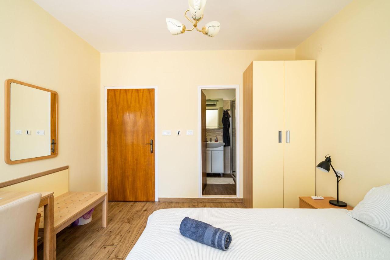 Apartament And Nike *